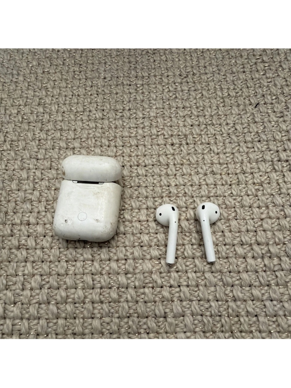 Apple AirPods 2nd Generation with Charging Case A2032 – White - EUC. READ!!!!!!